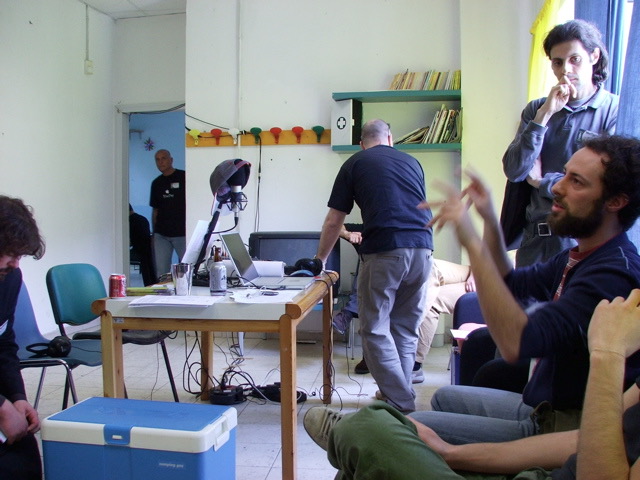 Alberto Betella gesticulating and speaking passionately at the Raduno Podcaster in Bologna, May 2006